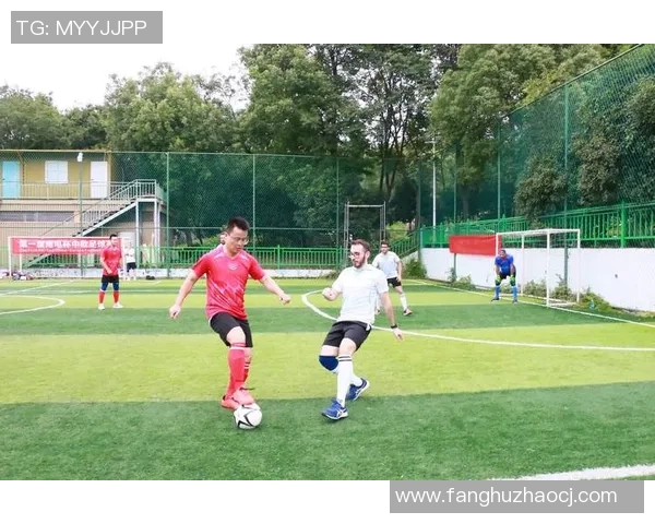 足球明星在绿茵场上展现技艺与激情的精彩瞬间 足球明星在绿茵场上展现技艺与激情的精彩瞬间